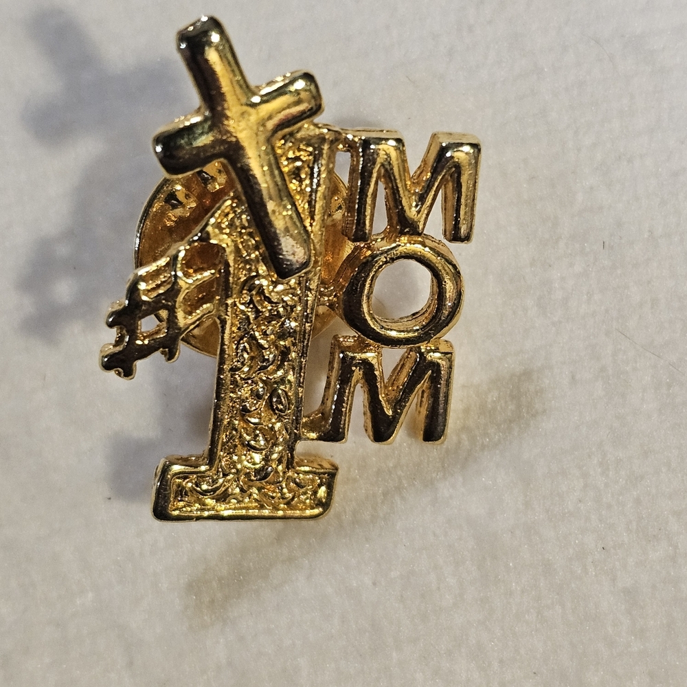 #1 Mom Lapel Pin - Picture 3 of 4